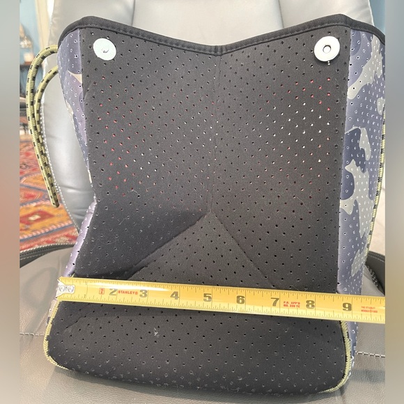 Camo Tote with attached purse pocket - Picture 3 of 7